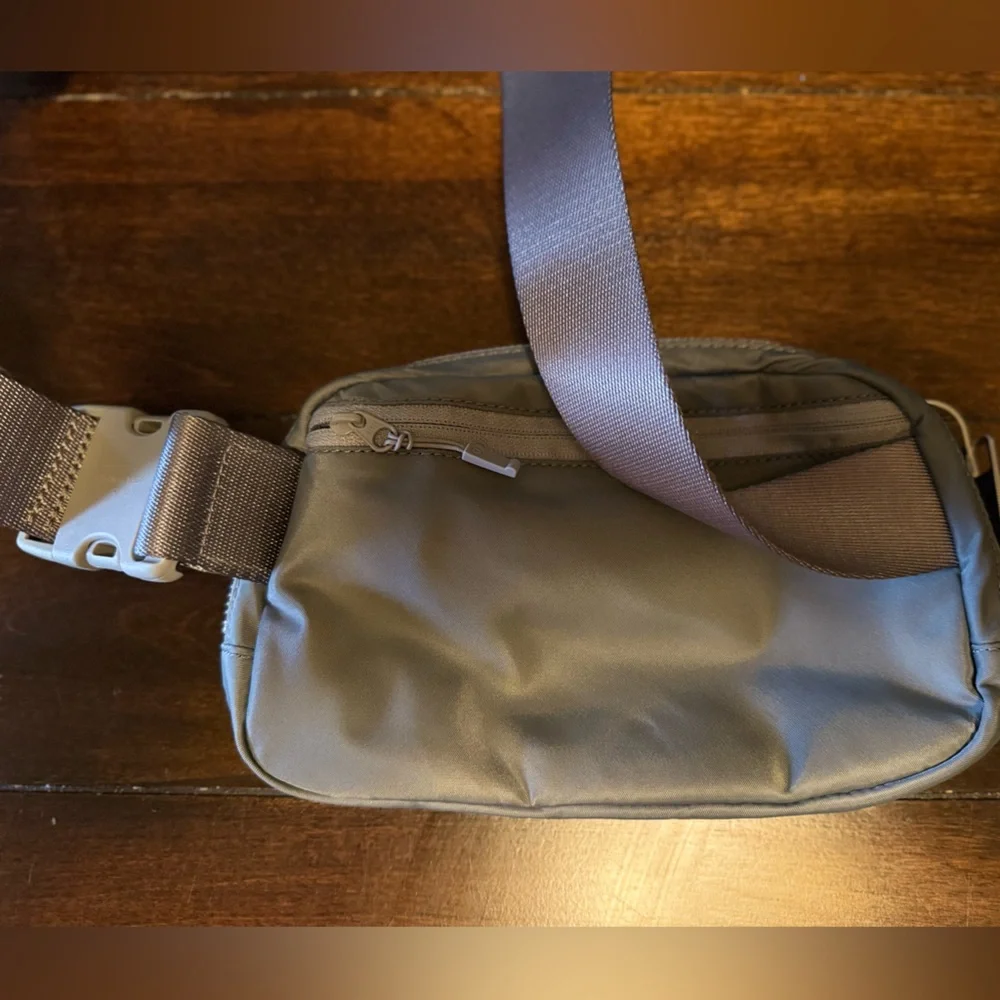 NWOT Lululemon Everywhere Belt Bag Crossbody Extended Strap Grey Unisex - Picture 2 of 6